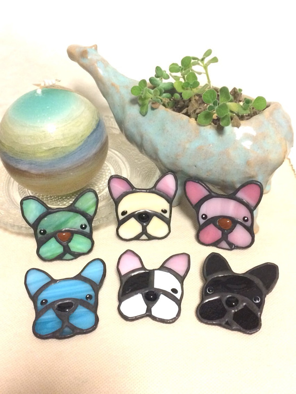 ステンドグラス フレンチブルドッグのブローチ/バッヂ【受注販売】 1枚目の画像