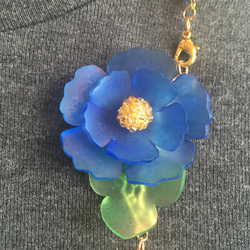 青いお花 アシンメトリーパールネックレス 3枚目の画像
