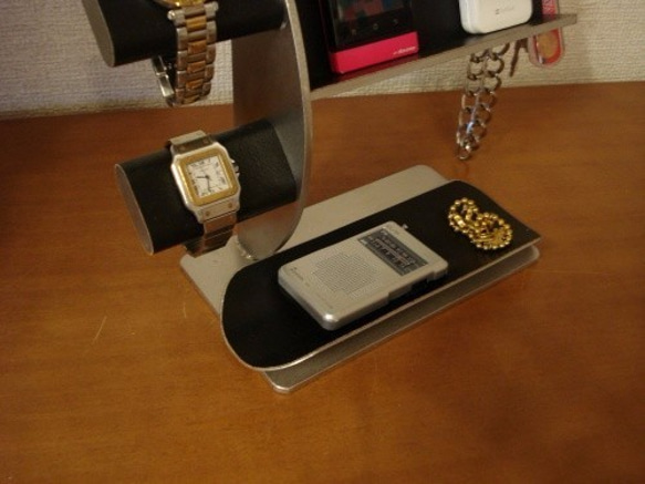 腕時計スタンド　ブラック腕時計2本・キー・携帯電話スタンド 《タバコ、ライター、メガネなども置ける大きな小物トレイ付き》 5枚目の画像