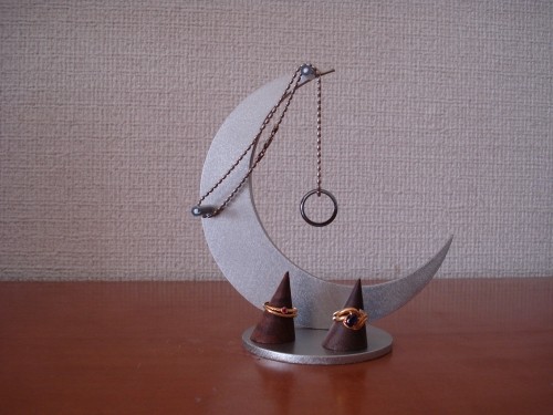 8/6まで送料無料　三日月ネックレススタンド　リングスタンド付き（未固定）