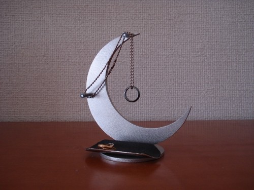 成人のお祝いのネックレスとともにネックレススタンドを！　三日月支柱　トレイ付き　121125