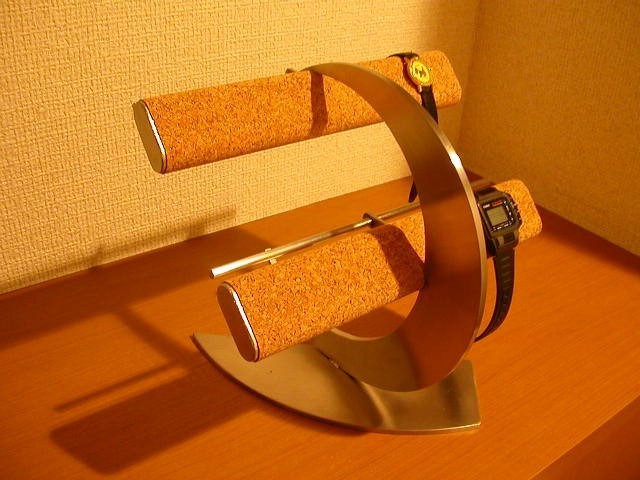 バレンタインデーにどうぞ！！　革バンド専用三日月腕時計スタンド 　IMG0081 23,430円