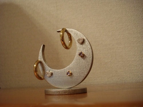 誕生日プレゼントに　三日月ピアススタンド 　ＡＫデザイン