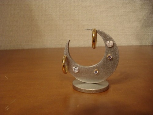 誕生日プレゼントに　三日月ピアススタンド 　ＡＫデザイン