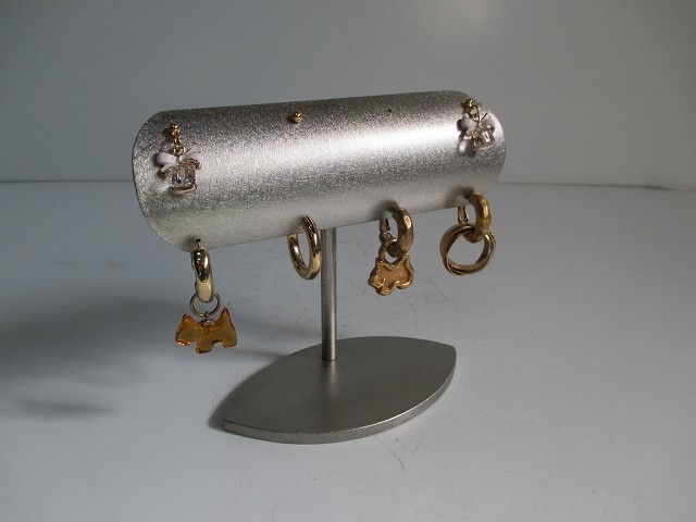 かわいい、機能的ピアス、イヤリングディスプレイスタンド　４セット（８穴）　受注生産