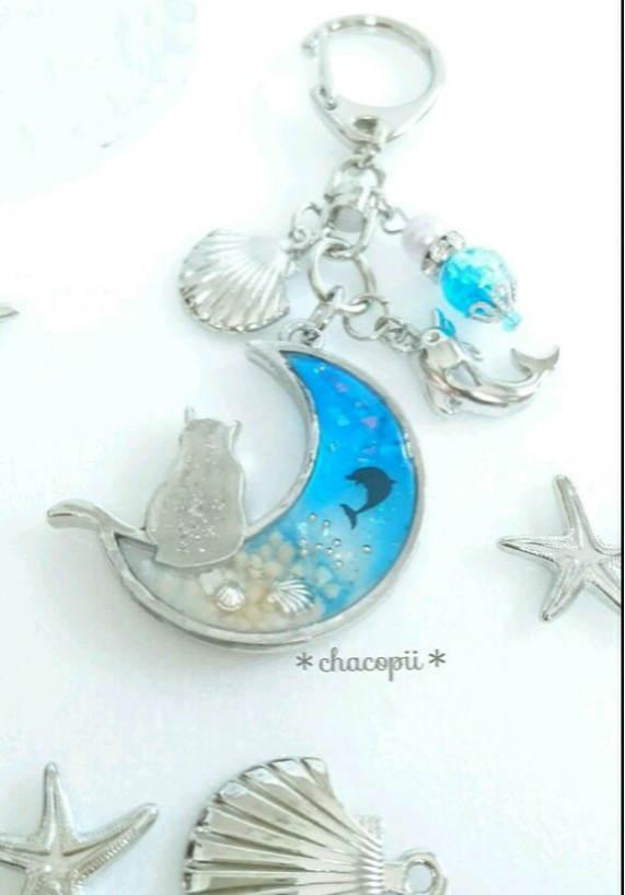 すず☆らん/レジン/三日月の親子猫　秋桜　蓄光　オルゴナイトキーホルダー すず☆らん様専用/レジン/三日月の親子猫 秋桜 蓄光 オルゴ