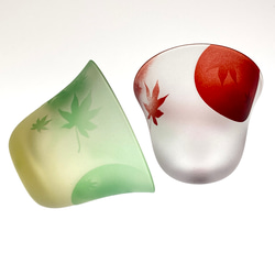 [木盒] 紅葉玻璃紅綠一對禦長子清酒杯（江戶玻璃） 第4張的照片