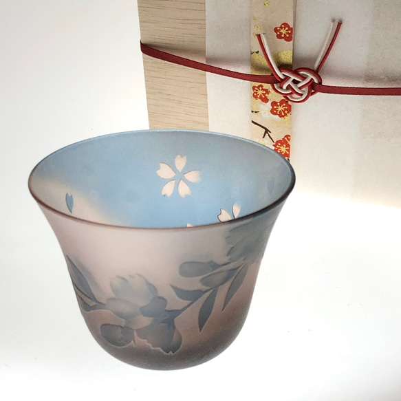 【木箱入り】湖上の桜　水色ガラスのおちょこ　ぐい吞み　sakura& small fish sake glass 2枚目の画像