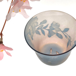 【木箱入り】湖上の桜　水色ガラスのおちょこ　ぐい吞み　sakura& small fish sake glass 3枚目の画像