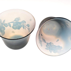 【木箱入り】湖上の桜　水色ガラスのおちょこ　ぐい吞み　sakura& small fish sake glass 4枚目の画像