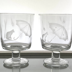 ペアグラス　ネコの雨やどり　(傘とネコ)　足つき　ガラスのコップ 2枚目の画像