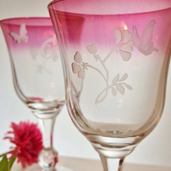 小花と蝶のピンクのグラス 1枚目の画像