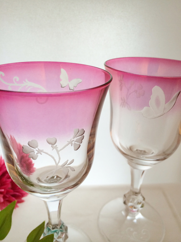 小花と蝶のピンクのグラス 2枚目の画像