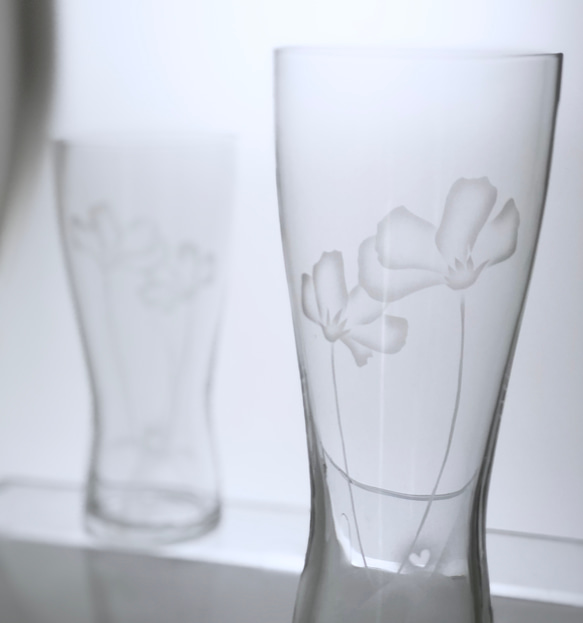 寄り添う2輪のコスモスの花　ペア　ビアグラス　中ペア 1枚目の画像