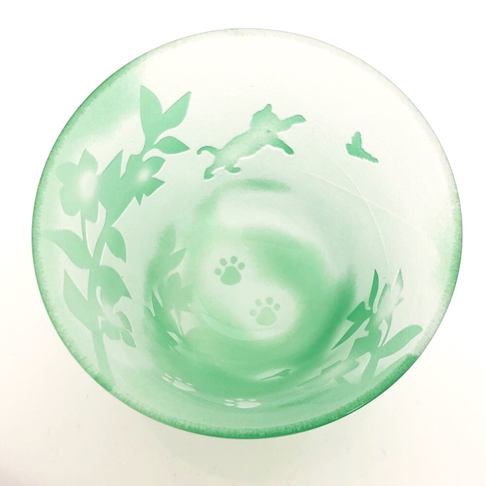 【木箱入り】ちょうちょと子ネコのガラスのおちょこ　ぐい吞み　酒器【受注製作】