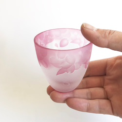 【木箱入り】さくらの花冠 ペア（2個）おちょこ　ピンクガラス　ぐい吞み （江戸硝子） 3枚目の画像