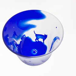 【木箱入り】三日月夜の猫と街 ブルー 青ガラスのおちょこ　酒器【江戸硝子】 1枚目の画像