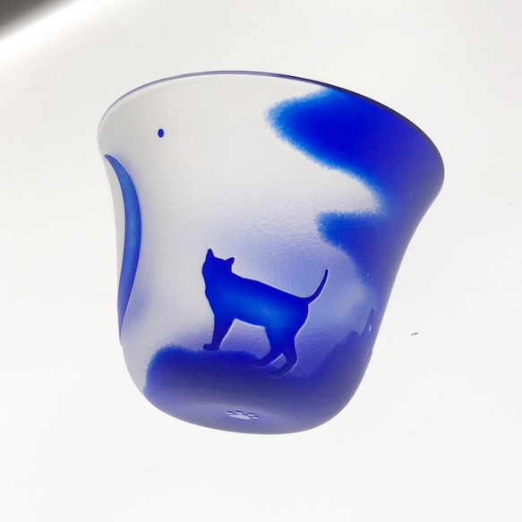 【木箱入り】三日月夜の猫と街 ブルー 青ガラスのおちょこ　酒器【江戸硝子】 2枚目の画像