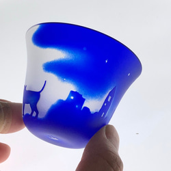【木箱入り】三日月夜の猫と街 ブルー 青ガラスのおちょこ　酒器【江戸硝子】 5枚目の画像