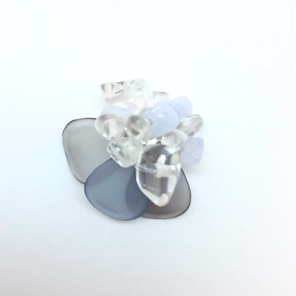 結婚式や二次会、プレゼントにも！！ asymmetry petal pierce blue×gray 2枚目の画像