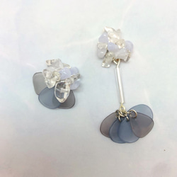 結婚式や二次会、プレゼントにも！！ asymmetry petal pierce blue×gray 4枚目の画像