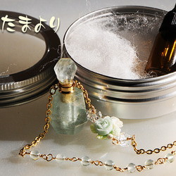 「お姫様のお気に入り」フローライトとフラワーブーケ（バラ）の香水ペンダント（香りの小瓶付き） 2枚目の画像