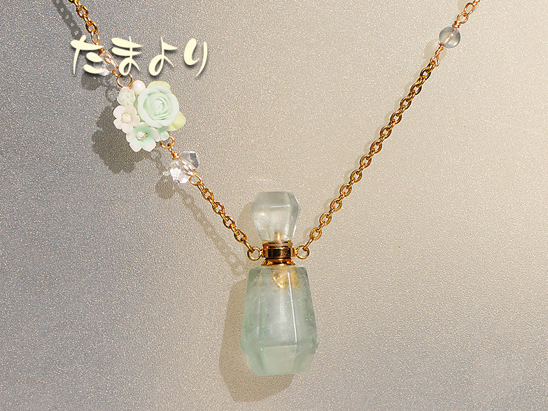「お姫様のお気に入り」フローライトとフラワーブーケ（バラ）の香水ペンダント（香りの小瓶付き）