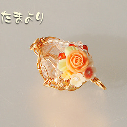 【kisaragibura様専用】「日だまりのお花畑」ルチルクォーツとローズブーケ（樹脂粘土）のペンダントトップ 3枚目の画像