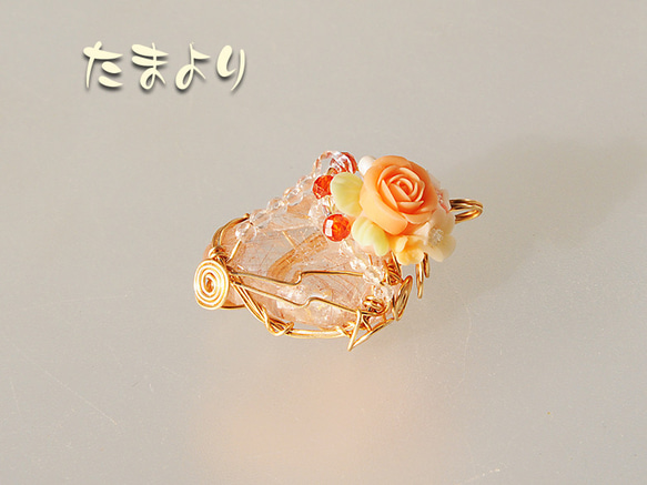 【kisaragibura様専用】「日だまりのお花畑」ルチルクォーツとローズブーケ（樹脂粘土）のペンダントトップ 4枚目の画像