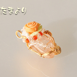 【kisaragibura様専用】「日だまりのお花畑」ルチルクォーツとローズブーケ（樹脂粘土）のペンダントトップ 5枚目の画像