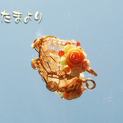 【kisaragibura様専用】「日だまりのお花畑」ルチルクォーツとローズブーケ（樹脂粘土）のペンダントトップ 7枚目の画像