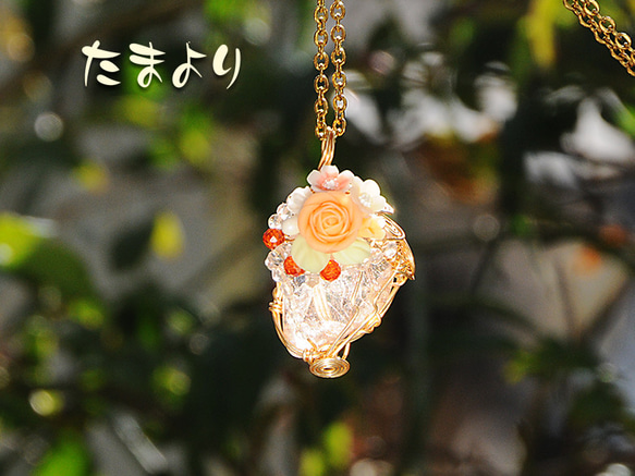 【kisaragibura様専用】「日だまりのお花畑」ルチルクォーツとローズブーケ（樹脂粘土）のペンダントトップ 8枚目の画像