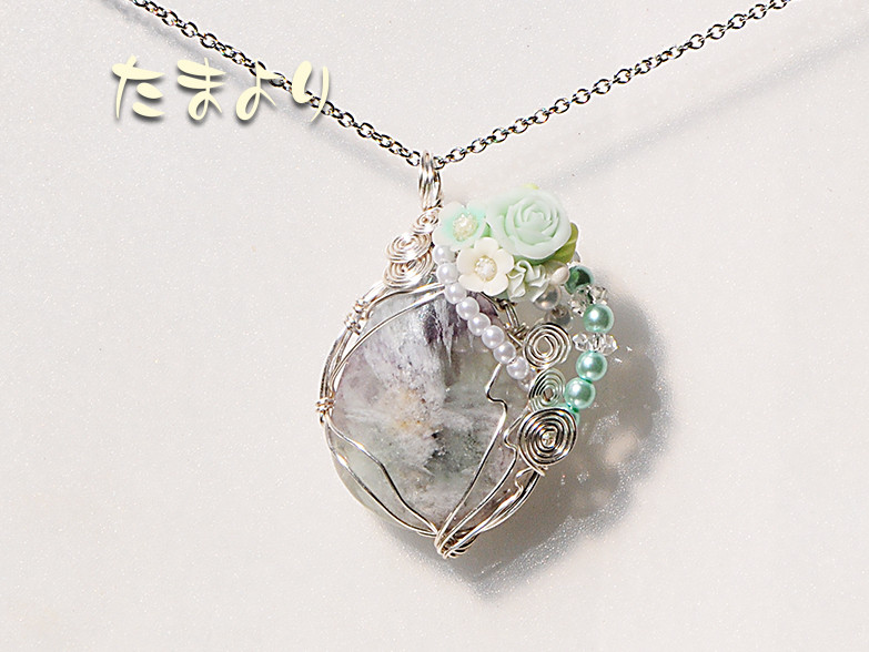 「天使の休息」エンジェルフェザーフローライトとフラワーブーケ（ローズ）のペンダントトップ