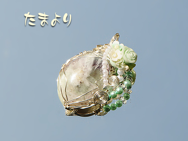 「天使の休息」エンジェルフェザーフローライトとフラワーブーケ（ローズ）のペンダントトップ