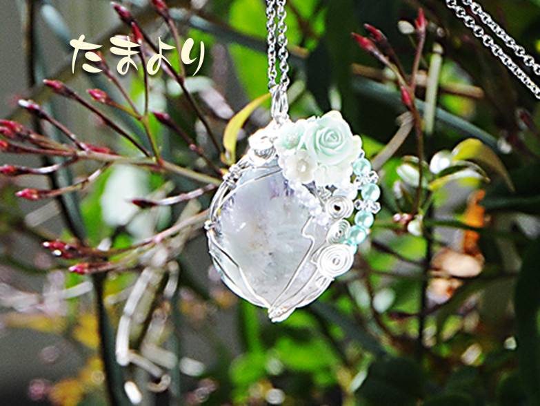 「天使の休息」エンジェルフェザーフローライトとフラワーブーケ（ローズ）のペンダントトップ