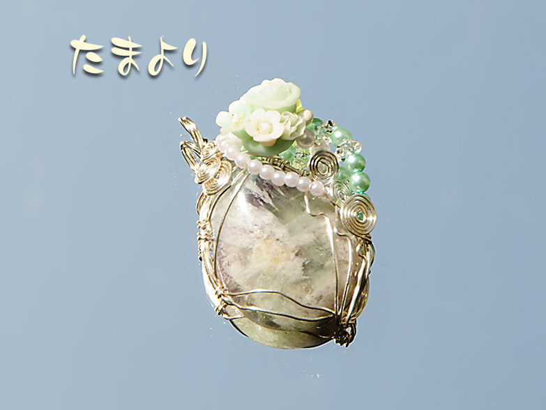 「天使の休息」エンジェルフェザーフローライトとフラワーブーケ（ローズ）のペンダントトップ