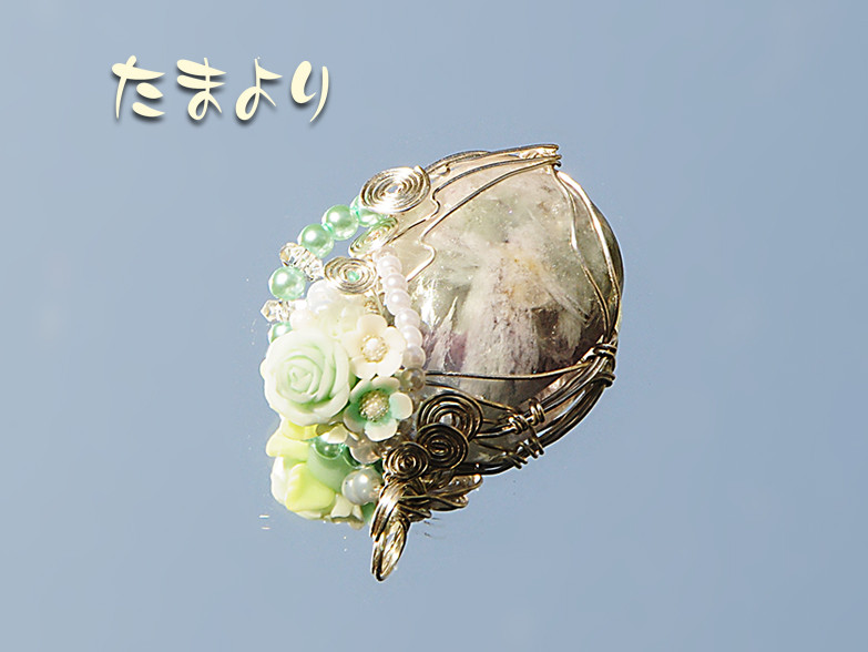 「天使の休息」エンジェルフェザーフローライトとフラワーブーケ（ローズ）のペンダントトップ