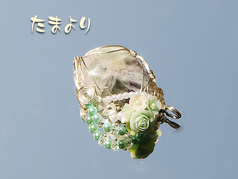 「天使の休息」エンジェルフェザーフローライトとフラワーブーケ（ローズ）のペンダントトップ