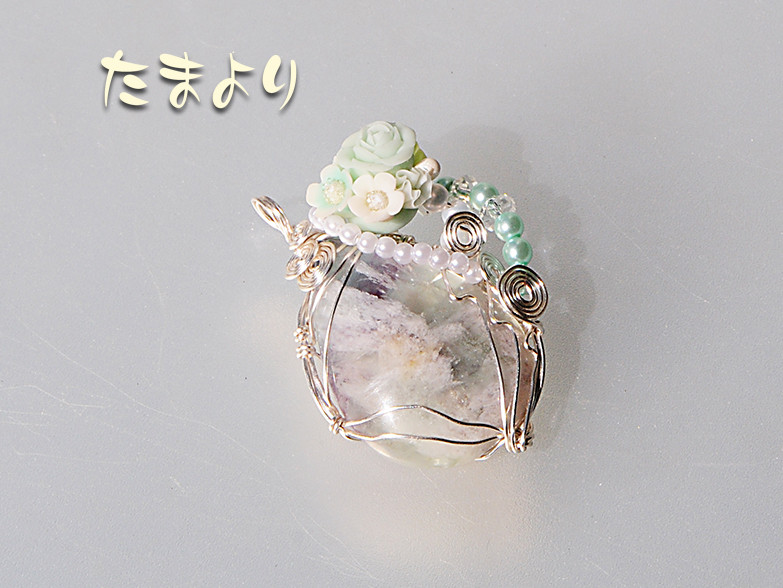 「天使の休息」エンジェルフェザーフローライトとフラワーブーケ（ローズ）のペンダントトップ