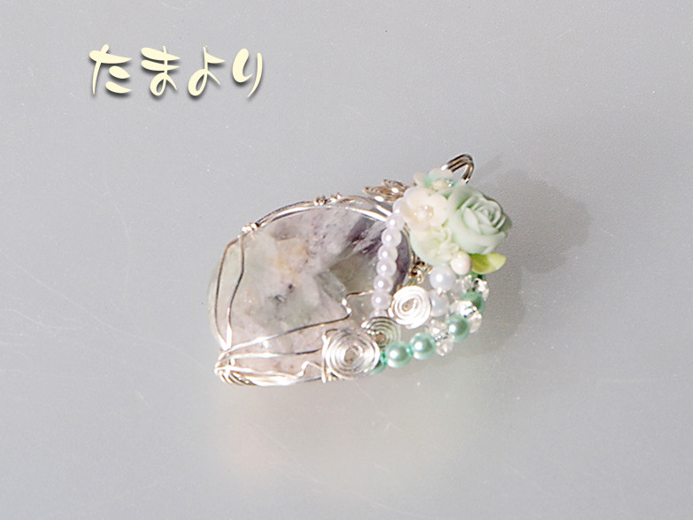 「天使の休息」エンジェルフェザーフローライトとフラワーブーケ（ローズ）のペンダントトップ