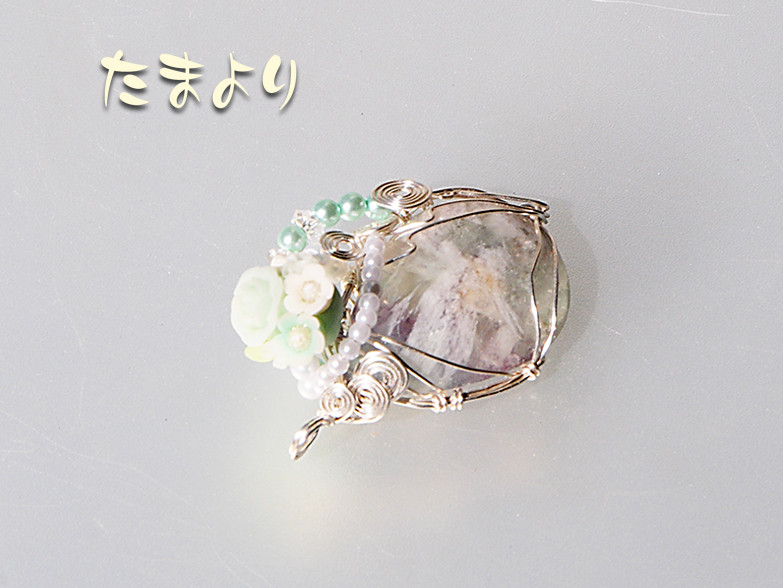 「天使の休息」エンジェルフェザーフローライトとフラワーブーケ（ローズ）のペンダントトップ