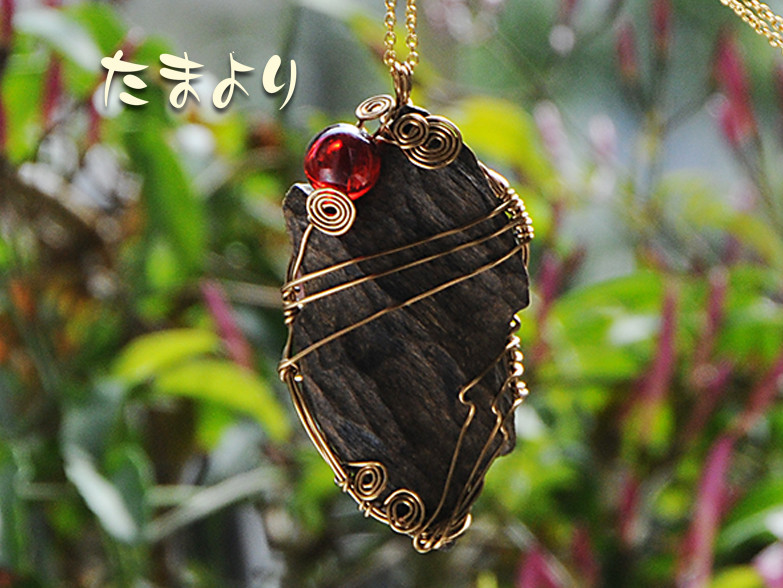 「幽玄の香り」沈香と琥珀のペンダントトップ