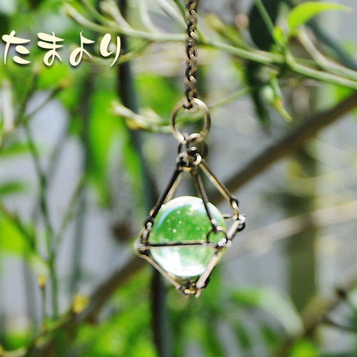ウラノスの光」ウランガラス（表面加工）のスクエアネックレス