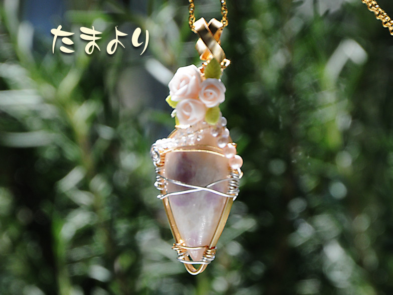 「歓喜の歌声」ハックマナイト（蛍光）とローズブーケのペンダントトップ