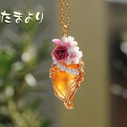 「新春の祈り」ヘソナイトガーネットとフラワーブーケ（薔薇と桜）のペンダントトップ 1枚目の画像