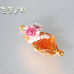 「新春の祈り」ヘソナイトガーネットとフラワーブーケ（薔薇と桜）のペンダントトップ 4枚目の画像