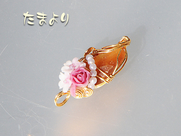 「新春の祈り」ヘソナイトガーネットとフラワーブーケ（薔薇と桜）のペンダントトップ 6枚目の画像