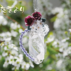 「アグライアの抱擁」ダンビュライトとお花（樹脂粘土：ローズと桜）のペンダントトップ 1枚目の画像