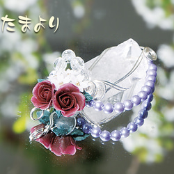 「アグライアの抱擁」ダンビュライトとお花（樹脂粘土：ローズと桜）のペンダントトップ 2枚目の画像