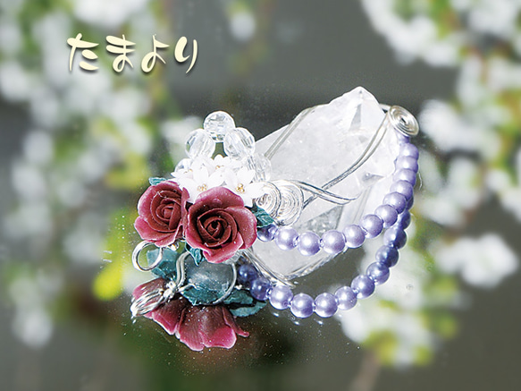 「アグライアの抱擁」ダンビュライトとお花（樹脂粘土：ローズと桜）のペンダントトップ 2枚目の画像